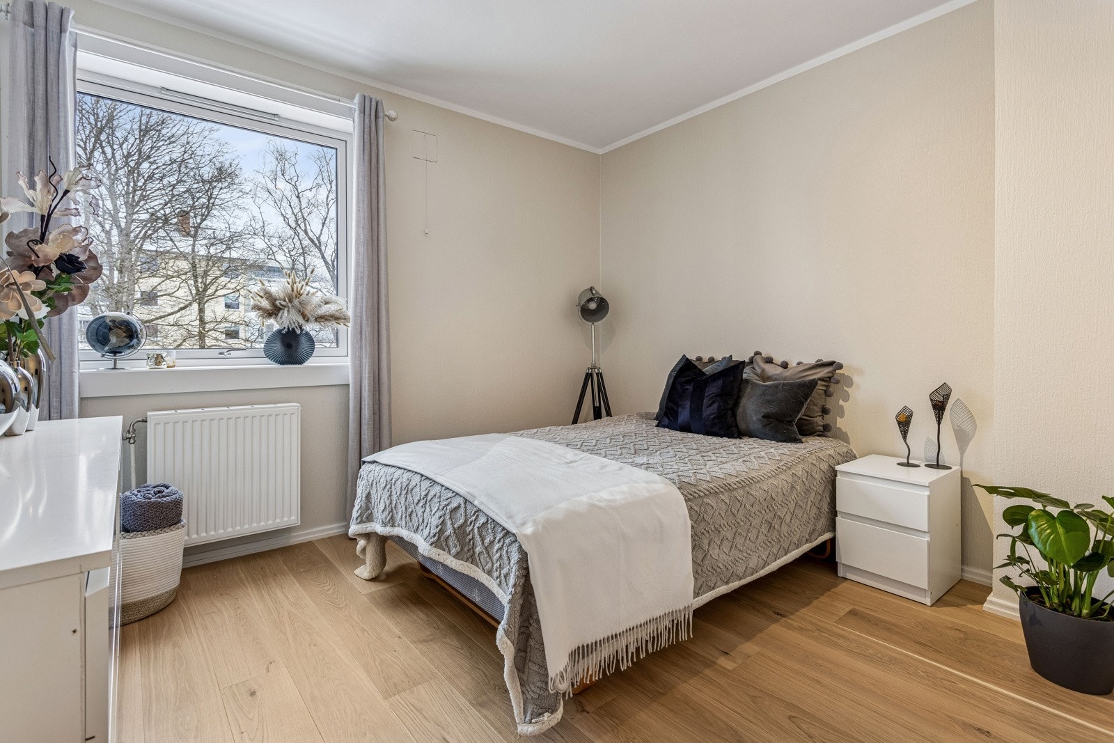 Begge soverommene er lyse og fine og har godt plass til dobbeltseng, nattbord mm. Galleribilde