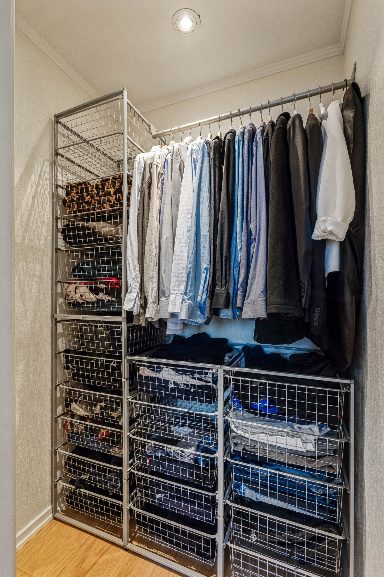 God garderobeløsning på hovedsoverommet (walk-in-closet). Galleribilde