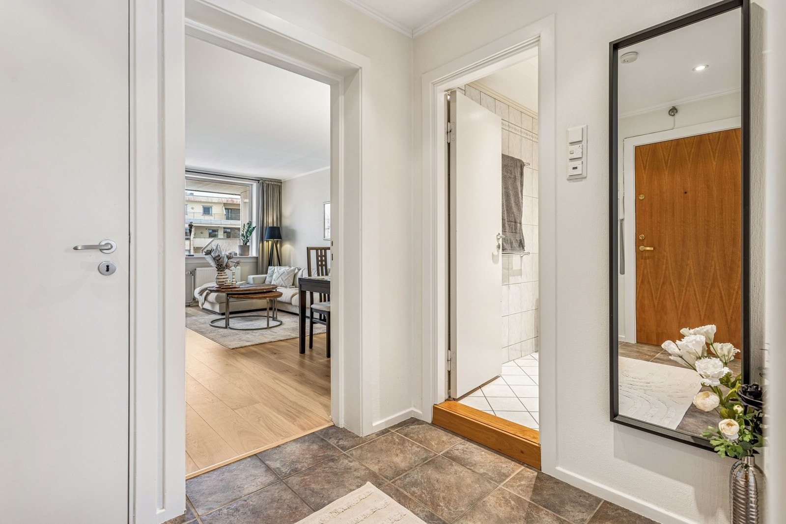 Lys og åpen entré med fliser og gulvvarme, samt dør-calling med åpner. Galleribilde