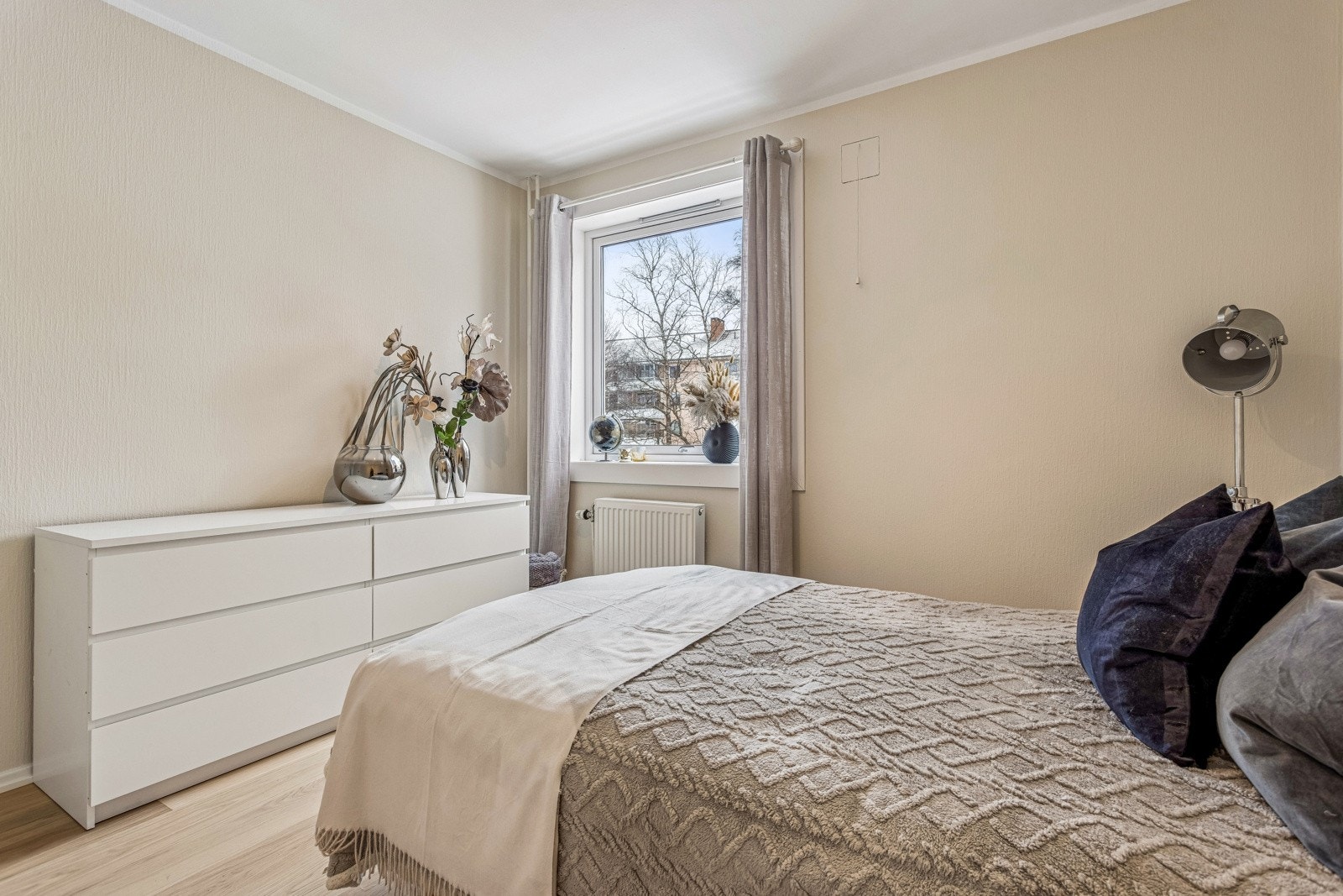 Begge soverommene har 1-stavs eikeparkett fra 2025. Galleribilde