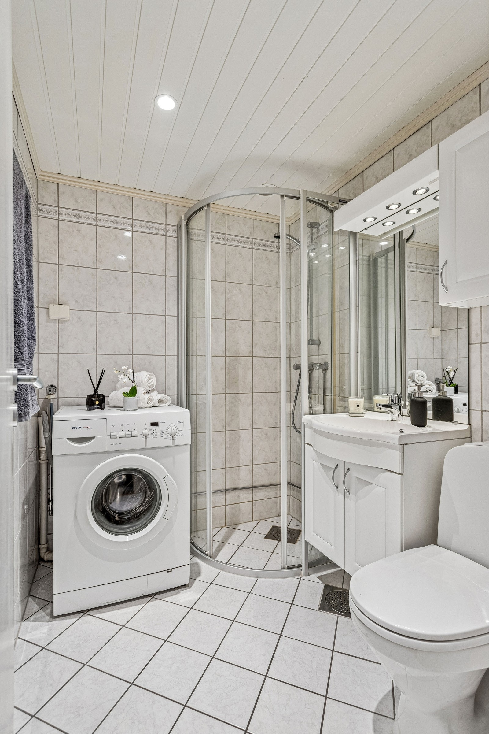 Flislagt og velholdt baderom med wc som ble pusset opp i 2004. Galleribilde