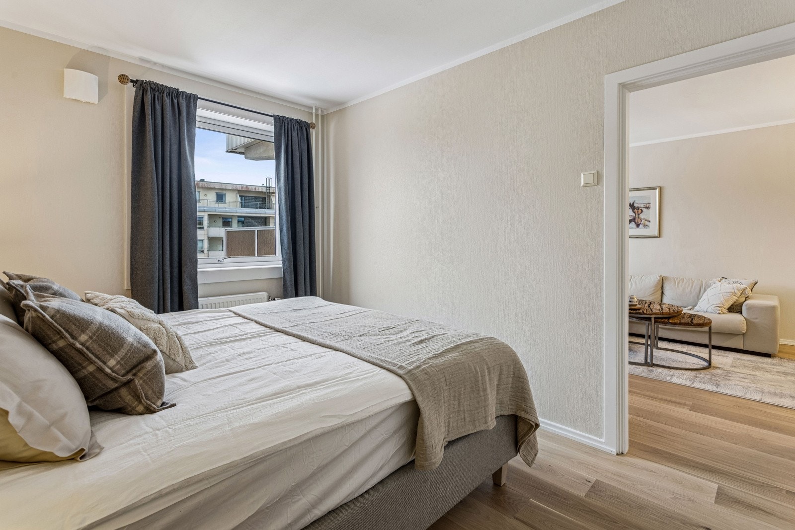 Det ene soverommet har adkomst fra stuen og det andre fra entreen. Galleribilde