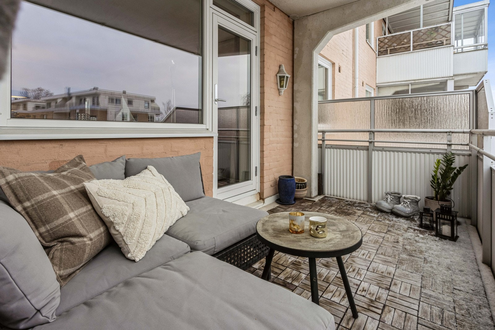 Vestvendt balkong med god plass til utemøbler, grill mm. Galleribilde