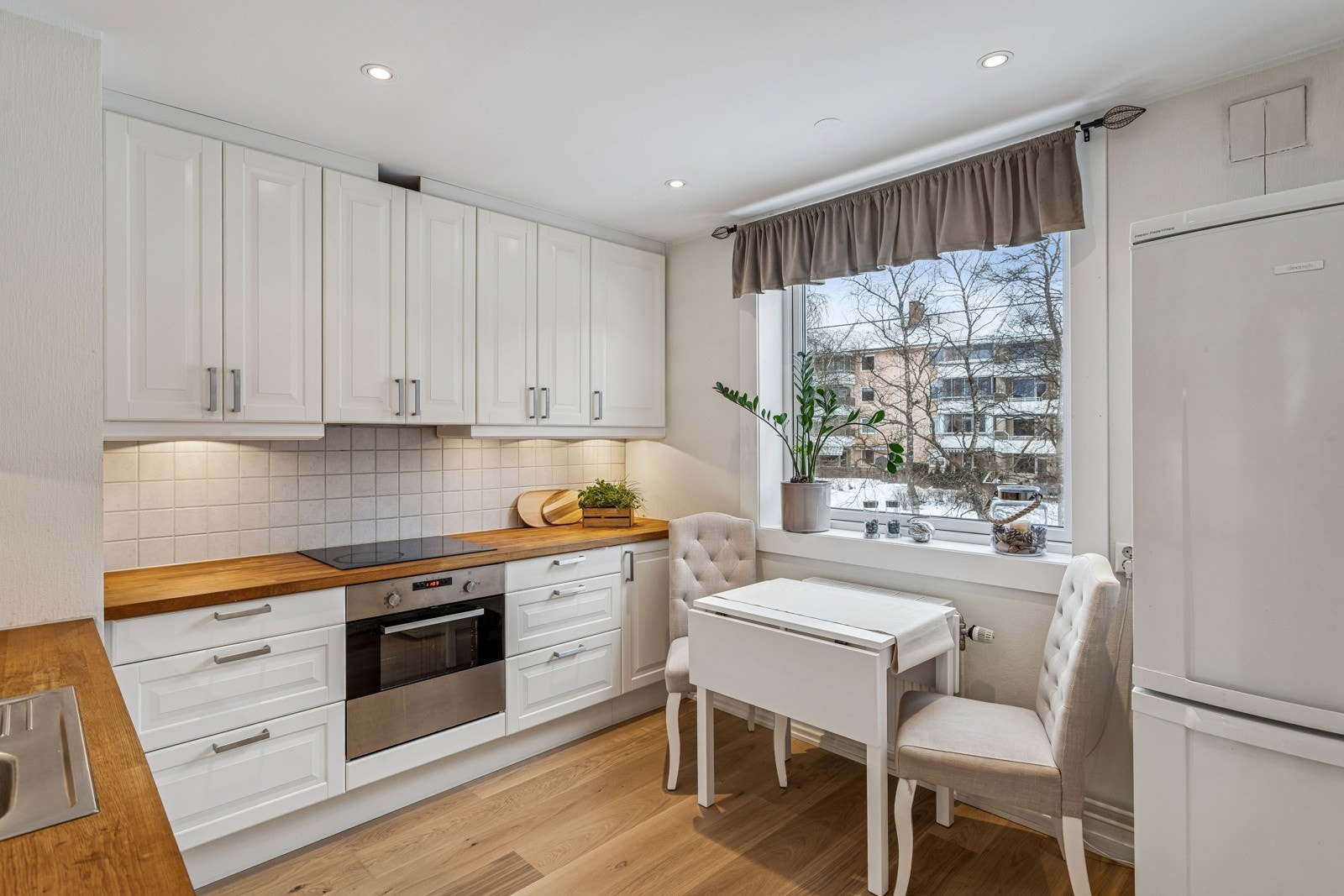 Koselig kjøkken av god størrelse med spiseplass. Galleribilde