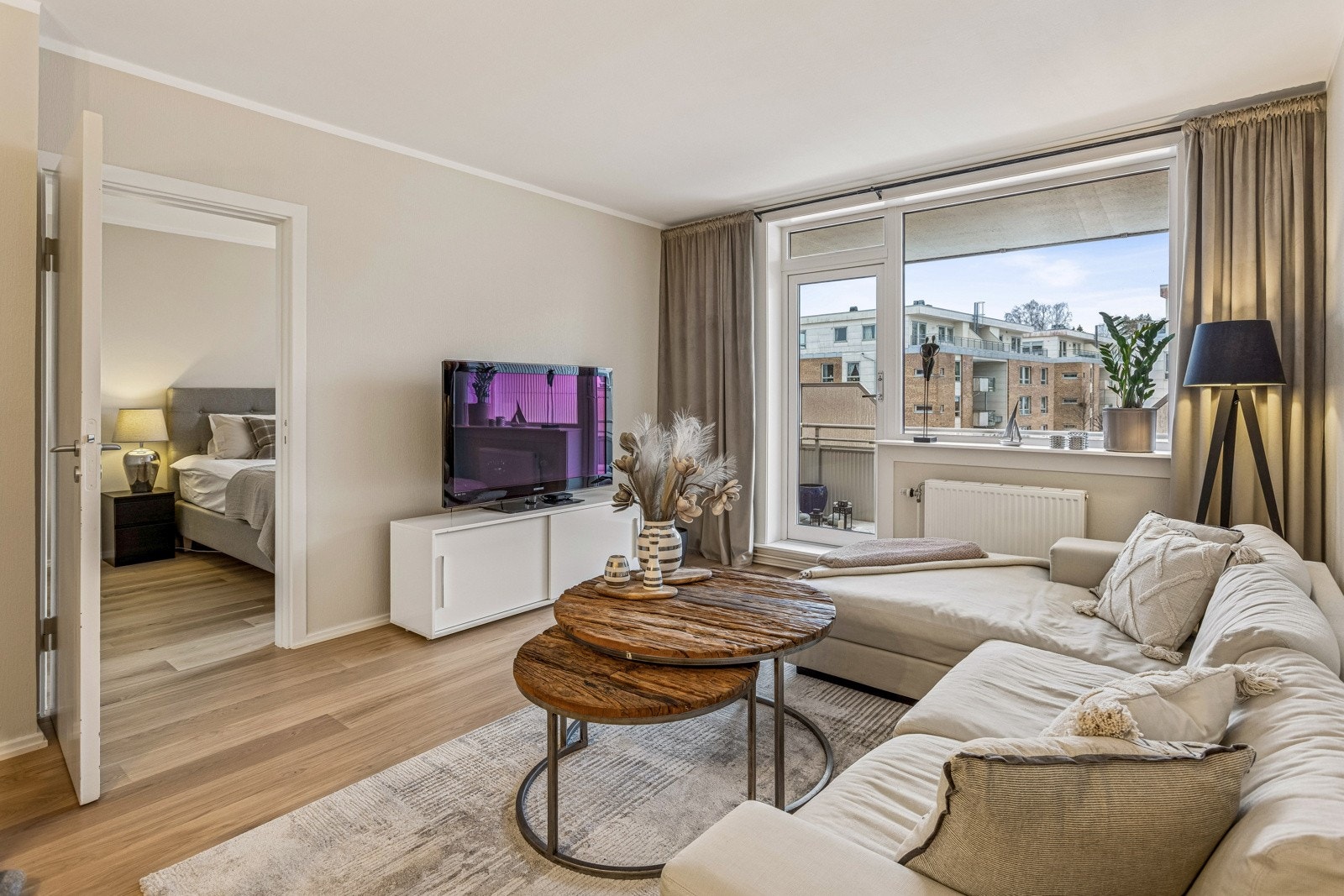 Stue med vindusflater som gir godt med lys inn. Nye vinduer og balkongdør fra 2019. Galleribilde