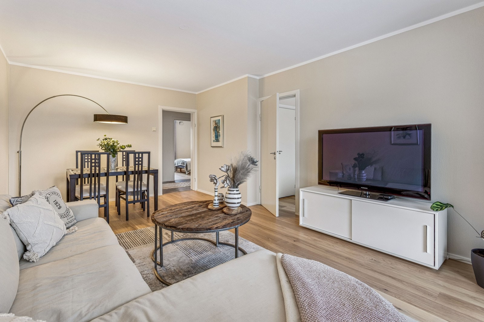 Det er plass til spisebord i tillegg til sofagruppe i stuen. Galleribilde