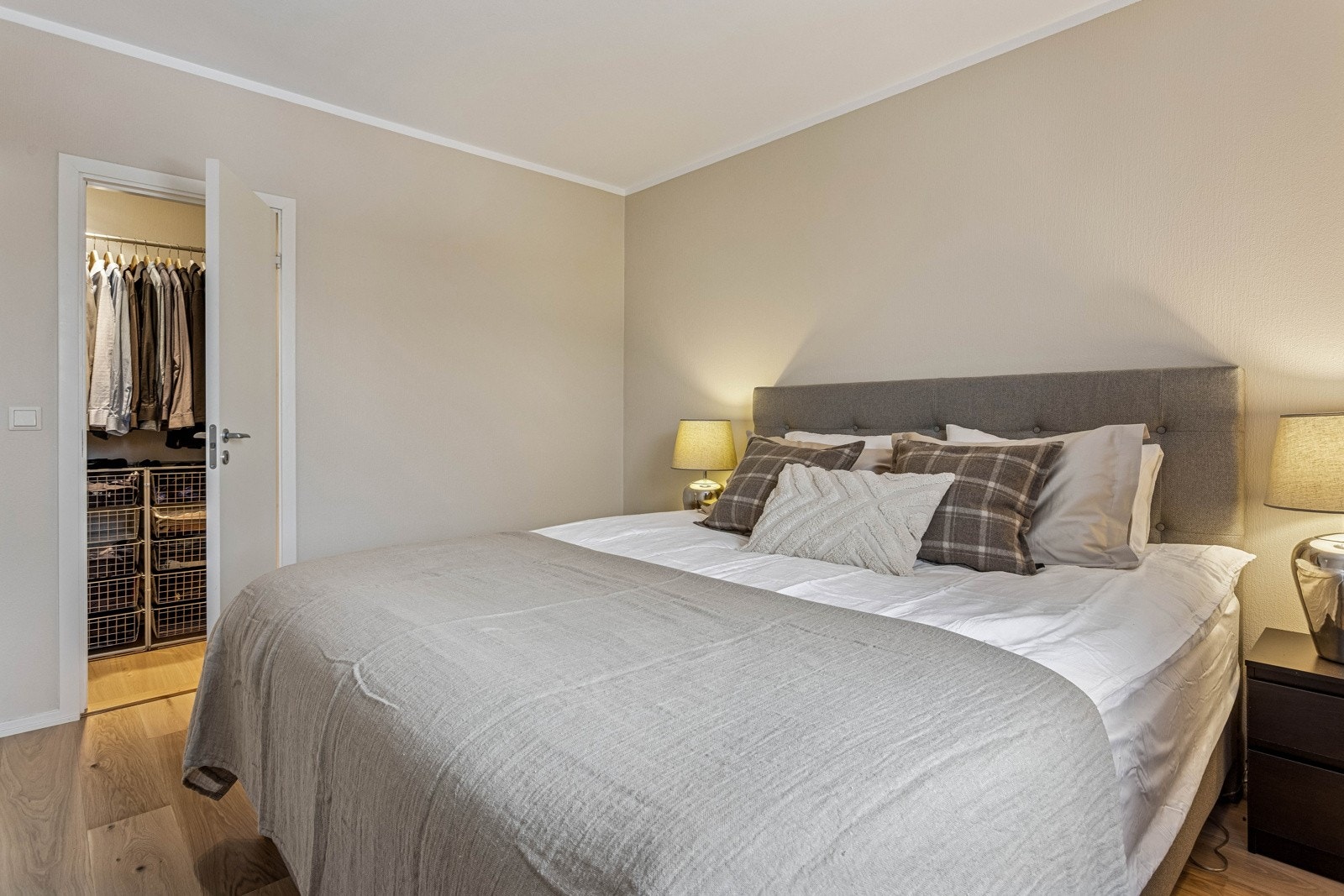 Leiligheten har to gode soverom, hvorav ett med walk-in-closet. Galleribilde