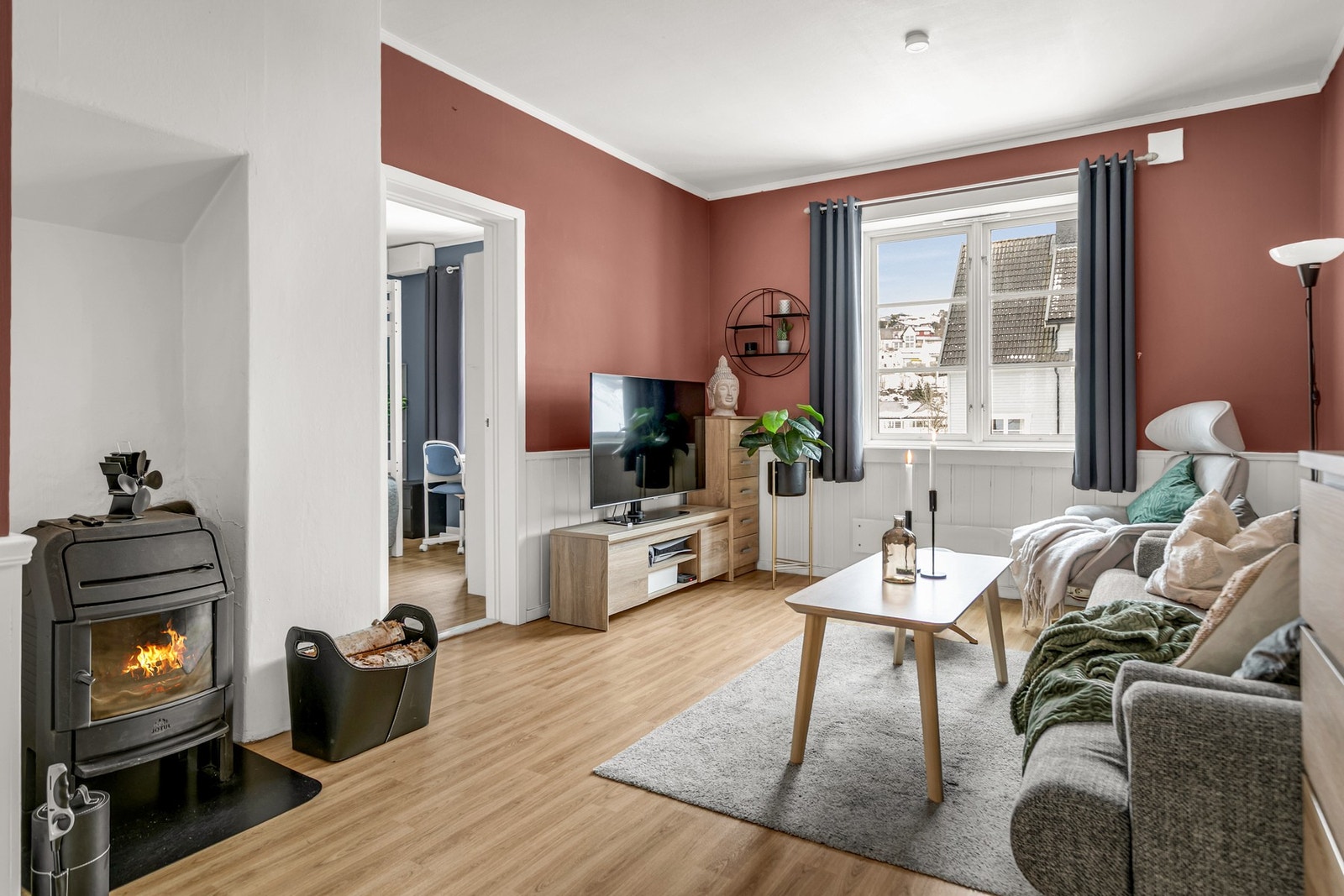 Stuen er av fin størrelse, med god plass til en god sofakrok med tilhørende TV-møblement. Galleribilde