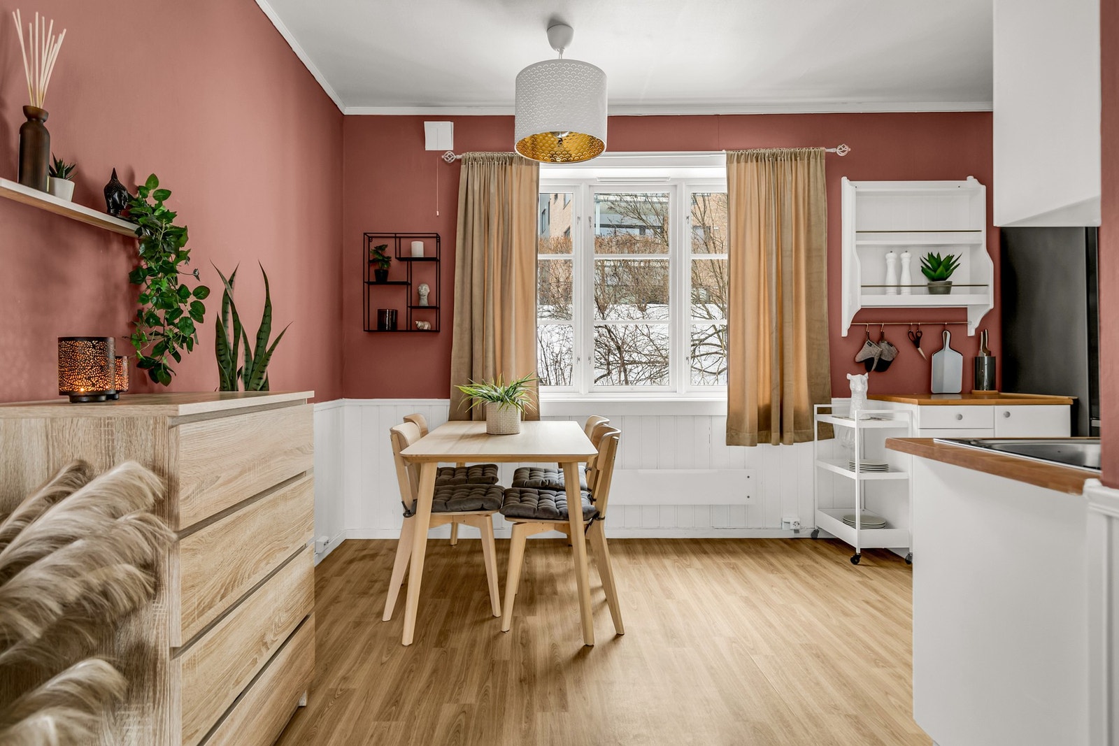 Leiligheten er gjennomgående og har godt med lysinnslipp Galleribilde