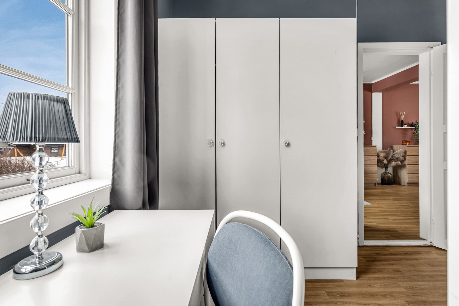 Rommet har i tillegg garderobeskap som medfølger. Galleribilde