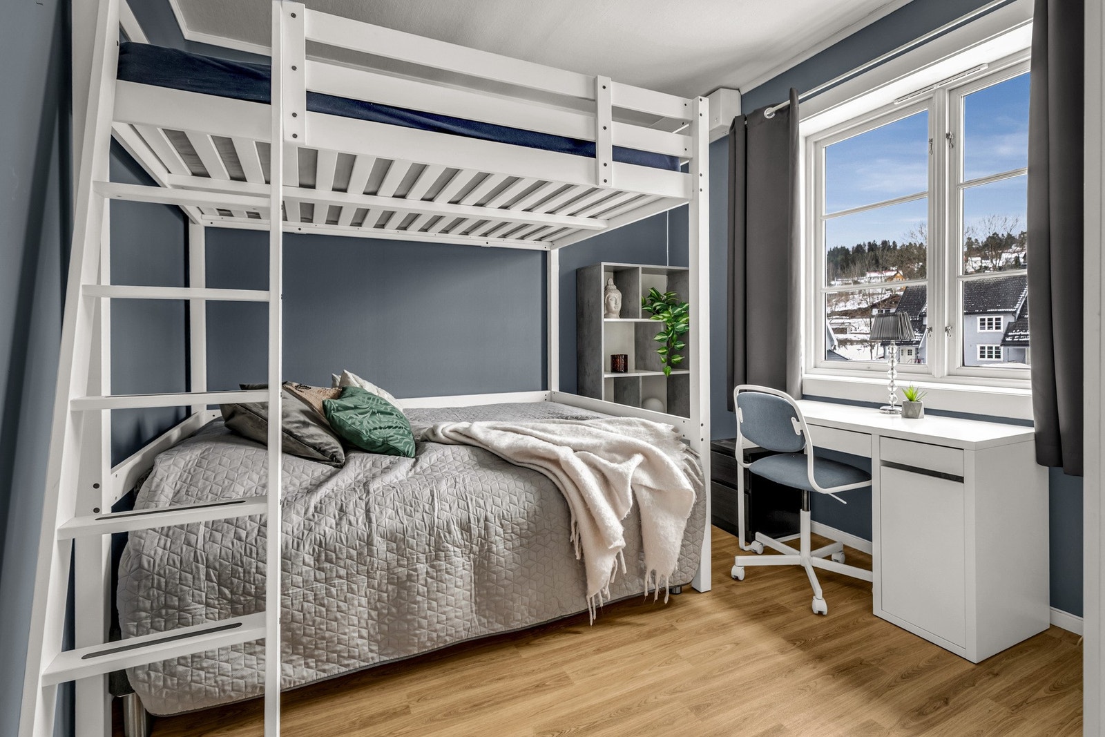 Romslig soverom, nymalt i en rolig og behagelig farge. Godt med plass til en stor dobbeltseng, samt tilhørende nattbord. Galleribilde