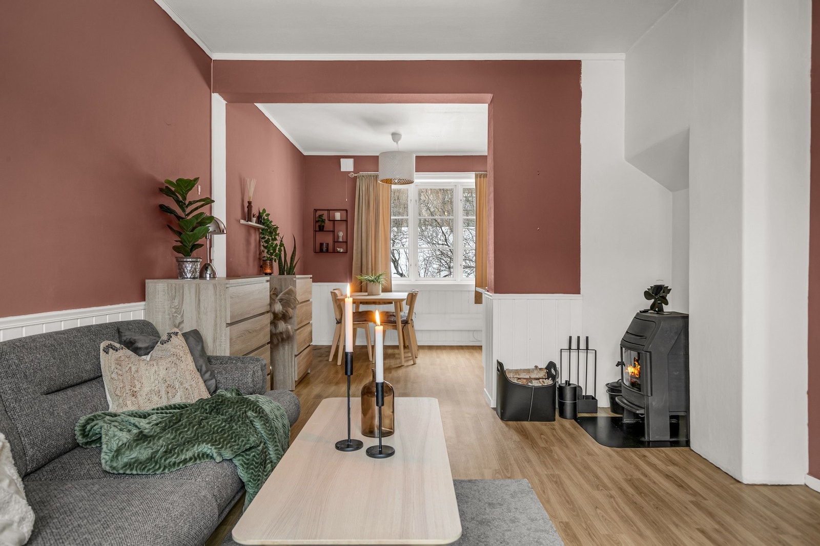 Rommet er i tillegg utstyrt med peis, hvor pipeløpet er nylig rehabilitert. Galleribilde