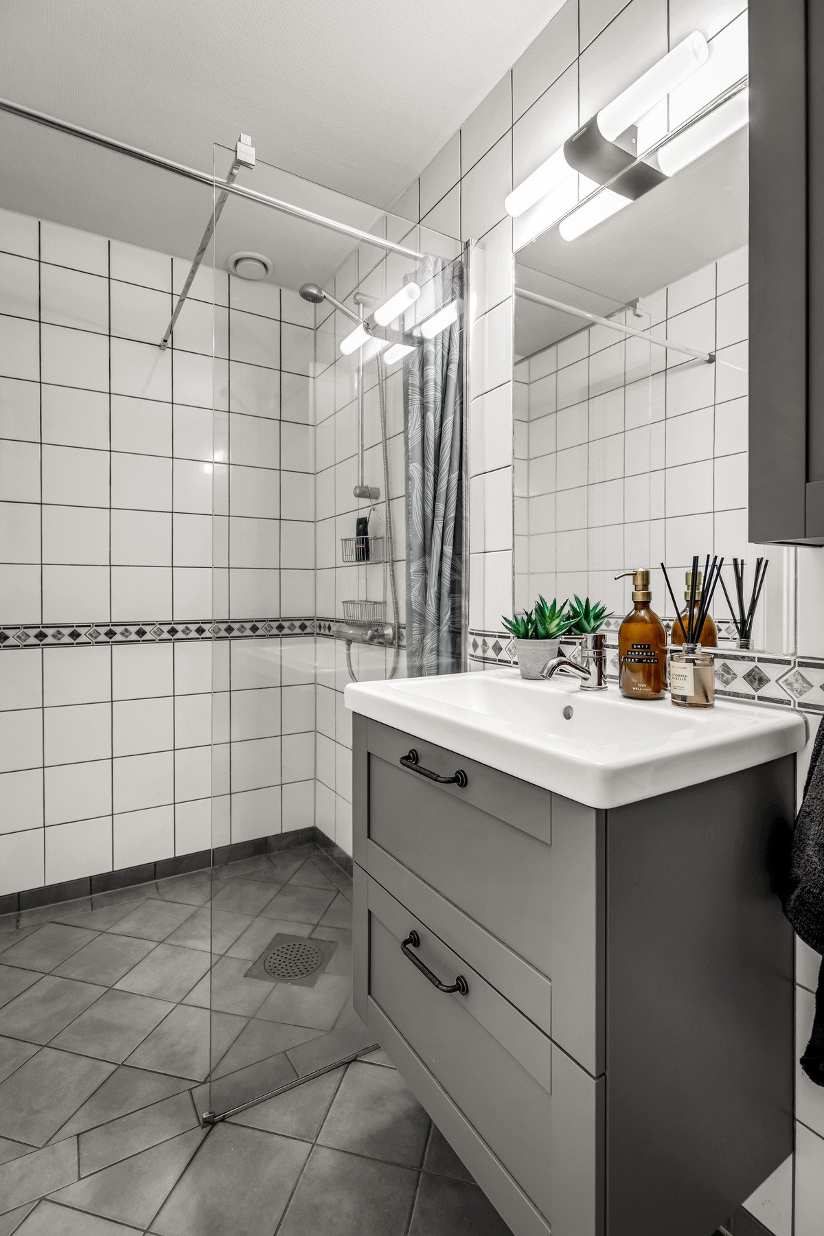 Ny baderomsinnredning og servant i 2022. Det er varmekabler i gulv, samt opplegg for vaskemaskin i egen nise. Galleribilde