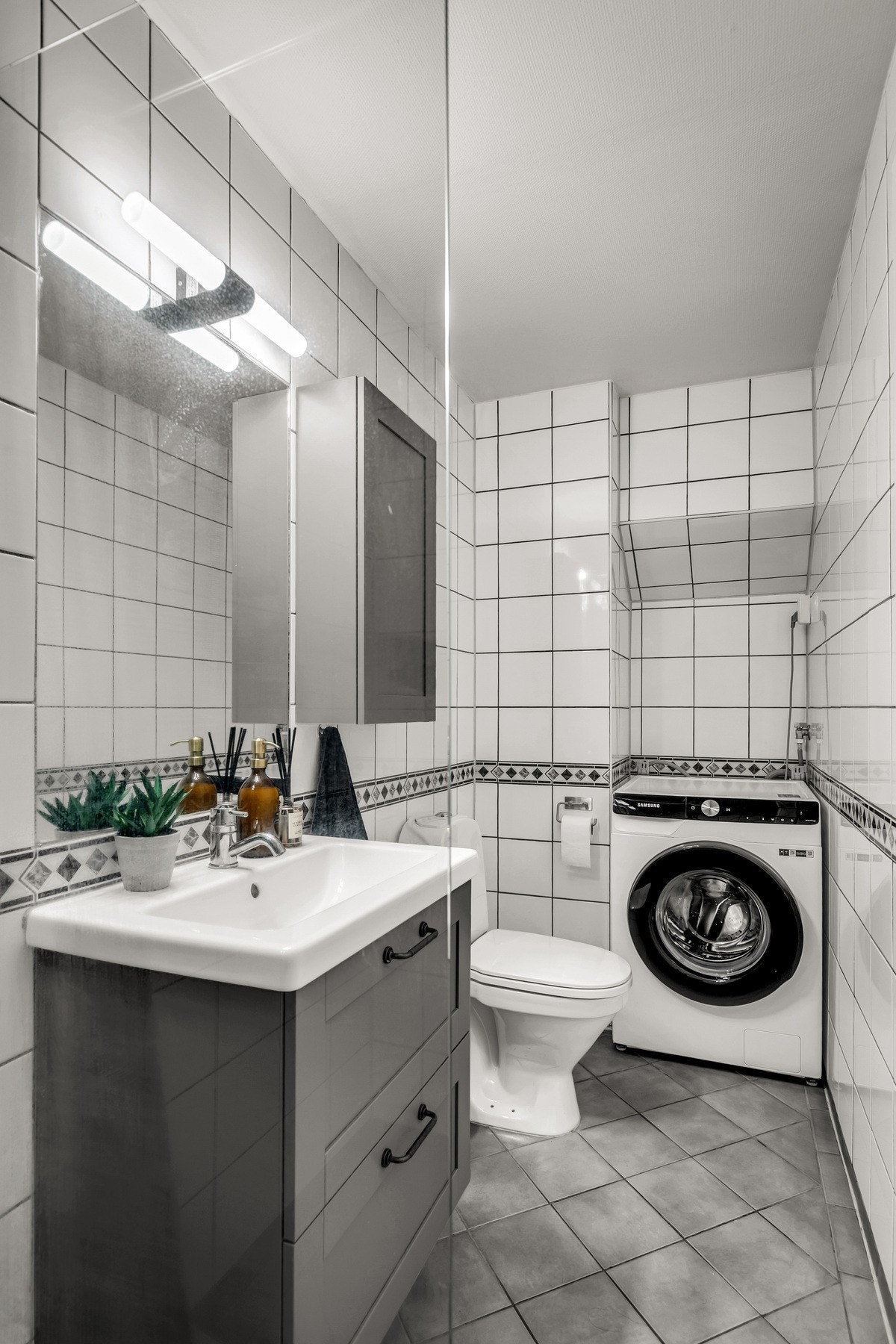 Badet er fra 2006, flislagt med stilren flis- og materialvalg. Galleribilde