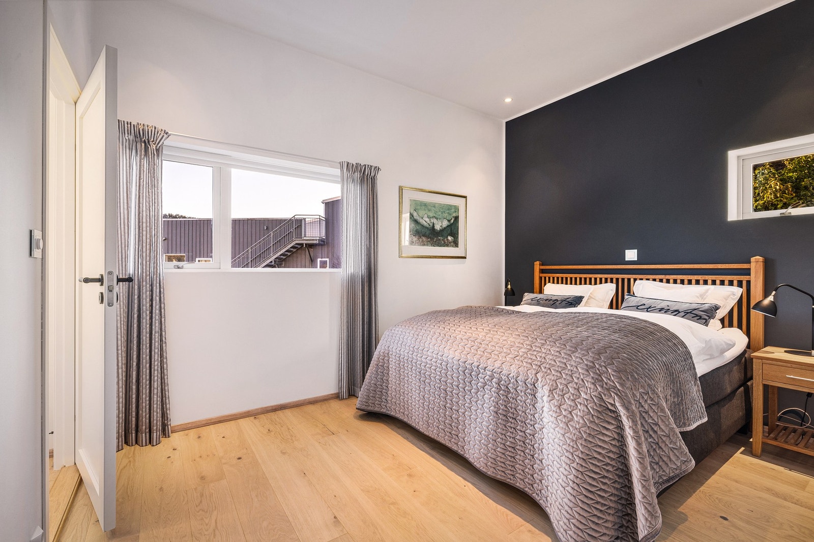 - Privat hovedsoveromsavdeling med walk-in-closet og eget bad - Galleribilde