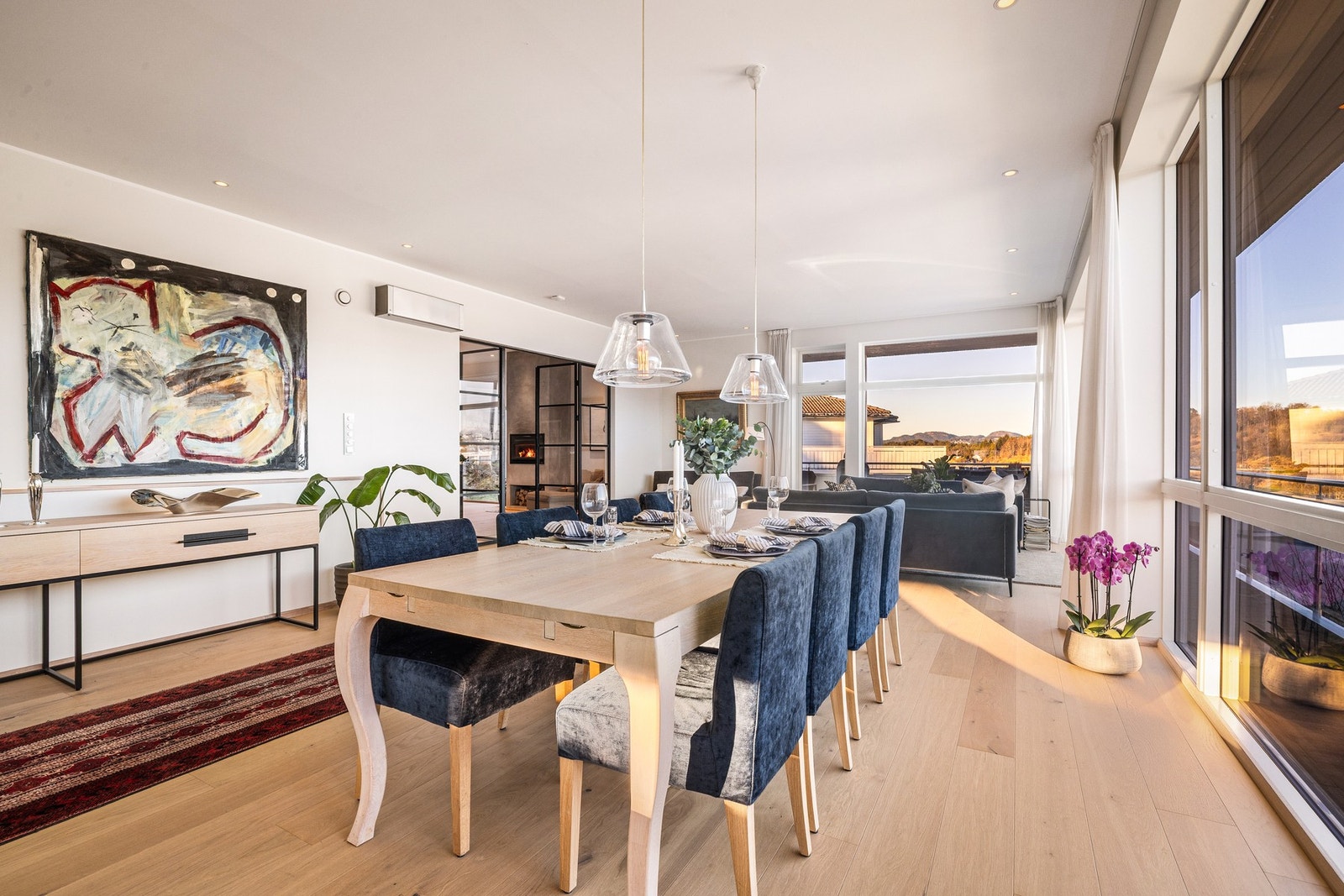 - Boligen har gjennomgående svært pene overflater, med ny enstavs Kährs Aurora parkett i hele huset - Galleribilde