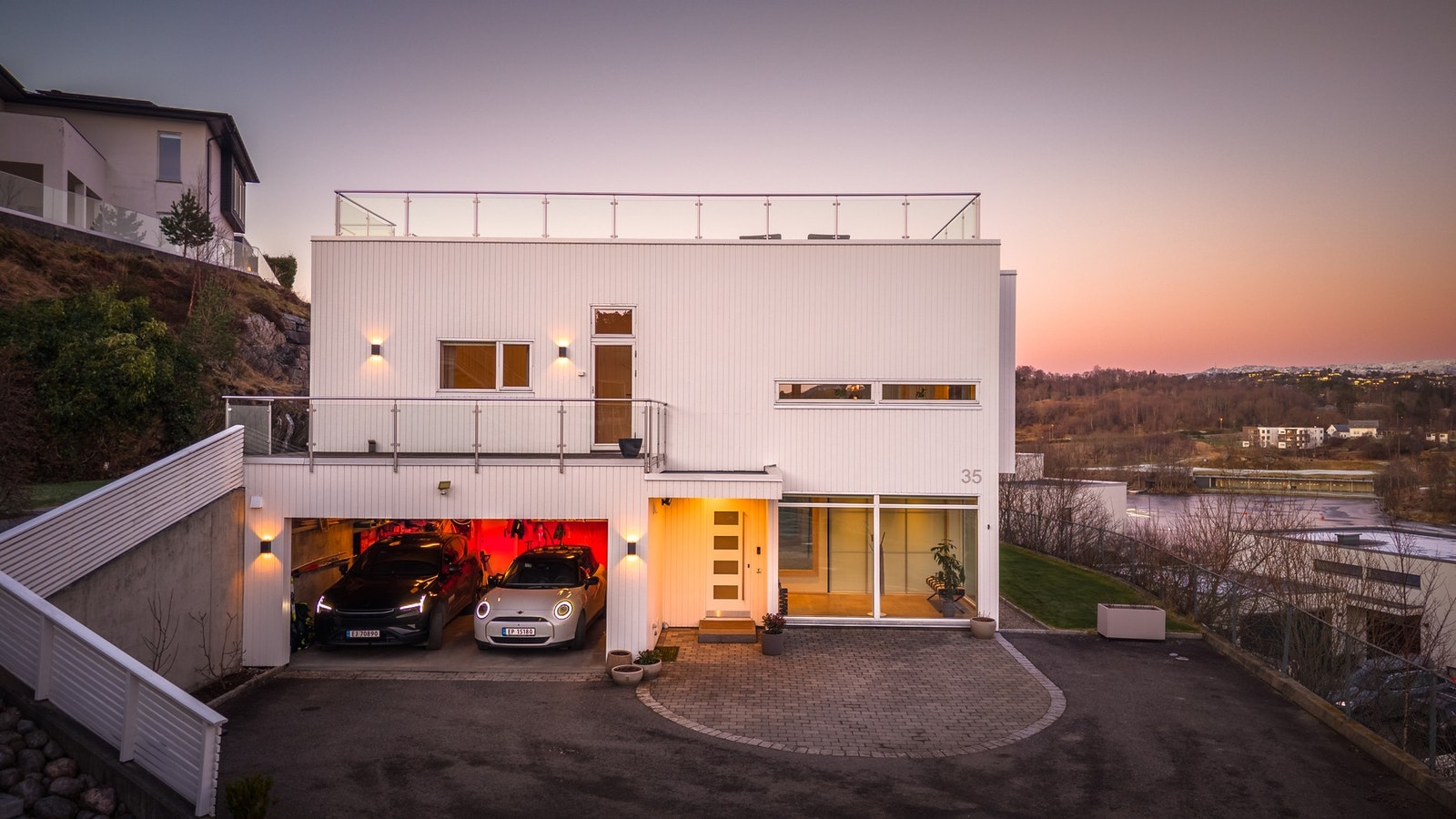 - Eiendommen har dobbelgarasje og lettstelt hage over 2 nivåer - Galleribilde