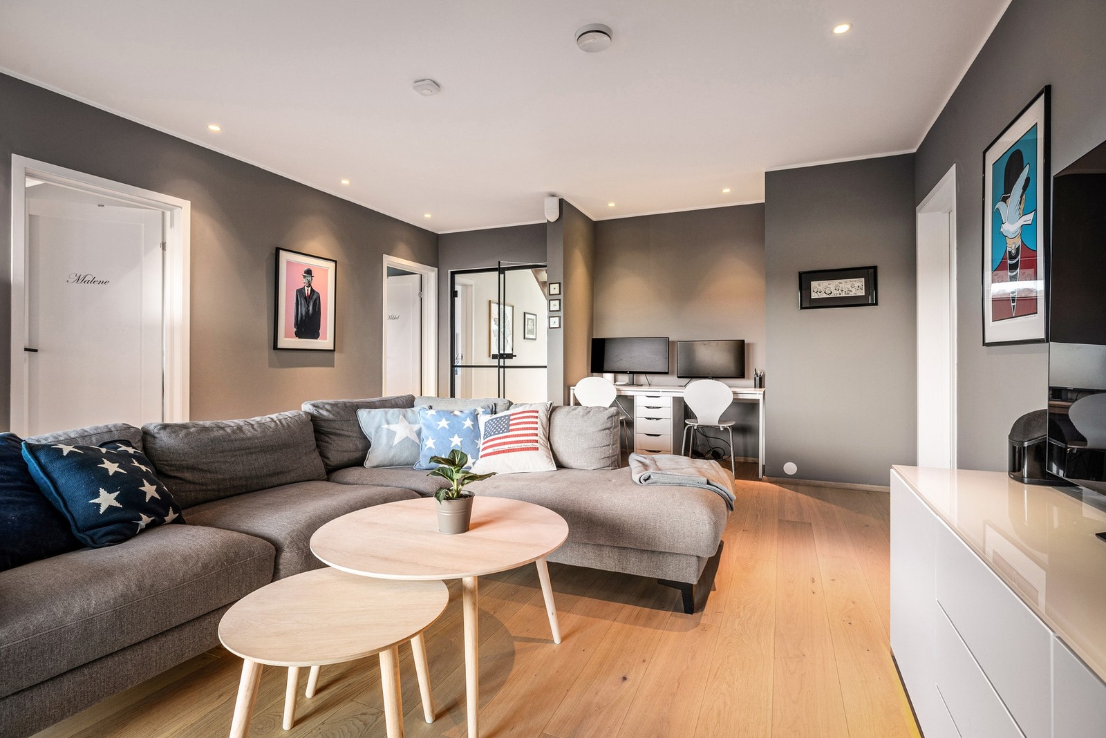 - I tillegg har TV-stuen en praktisk nisje som egner seg utmerket til hjemmekontor eller lekseplass - Galleribilde