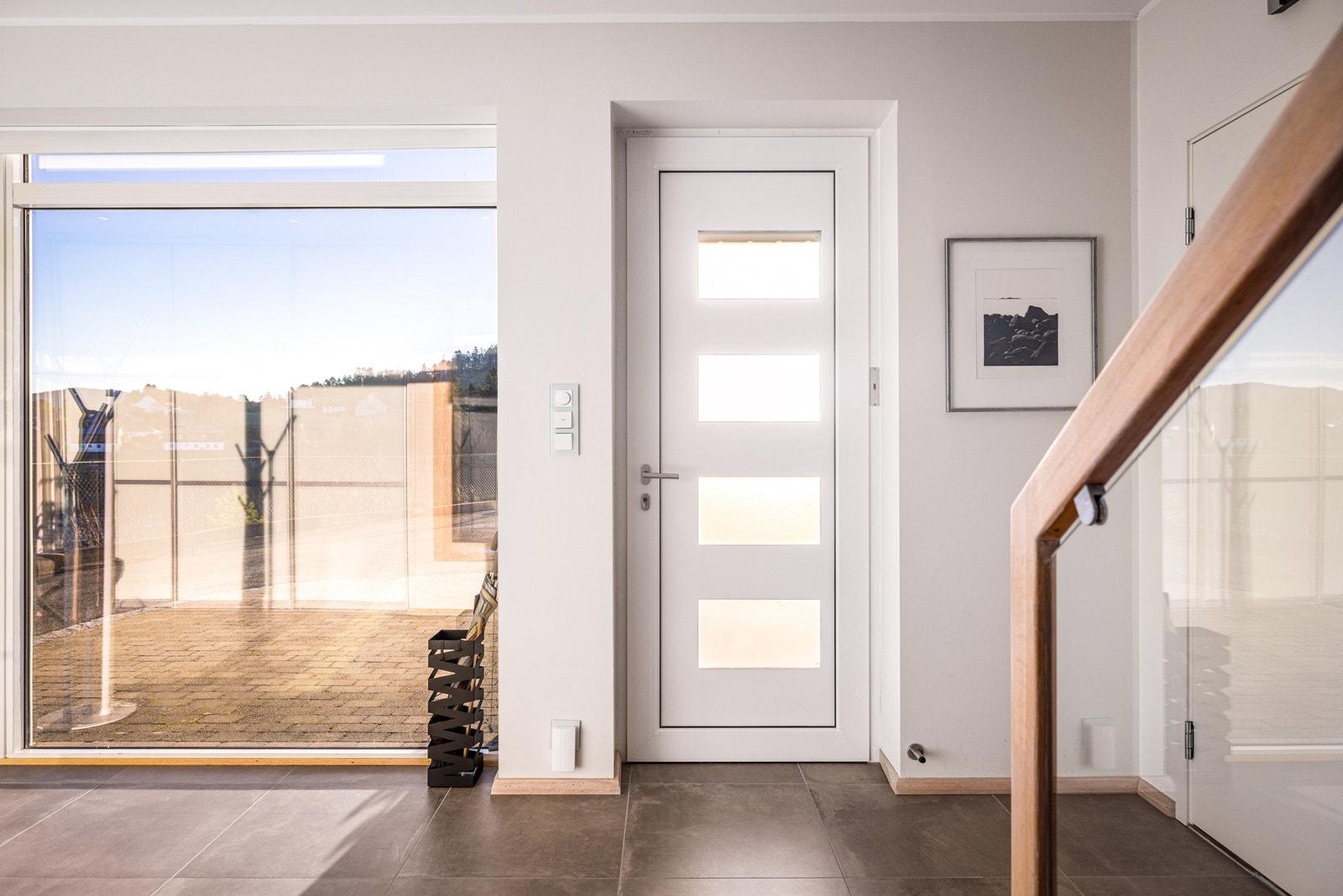 - I 1.etasje møtes du av en svært romslig entré med flislagt gulv fra 2023 - Galleribilde