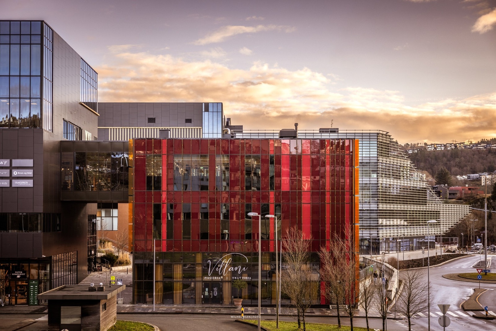 - Beliggenheten er svært praktisk i hverdagen, med kort vei til Lagunen Storsenter og et bredt tilbud av butikker og service - Galleribilde