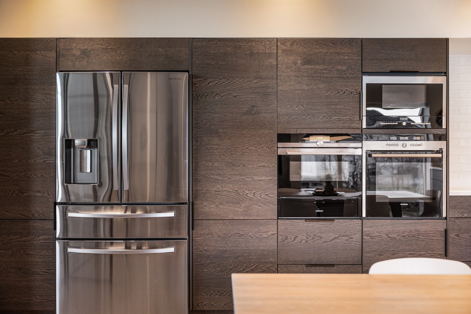 - Av hvitevarer medfølger stekeovn, dampovn, mikrobølgeovn, oppvaskmaskin, platetopp, ventilator samt side-by-side kjøle- og fryseskap - Galleribilde