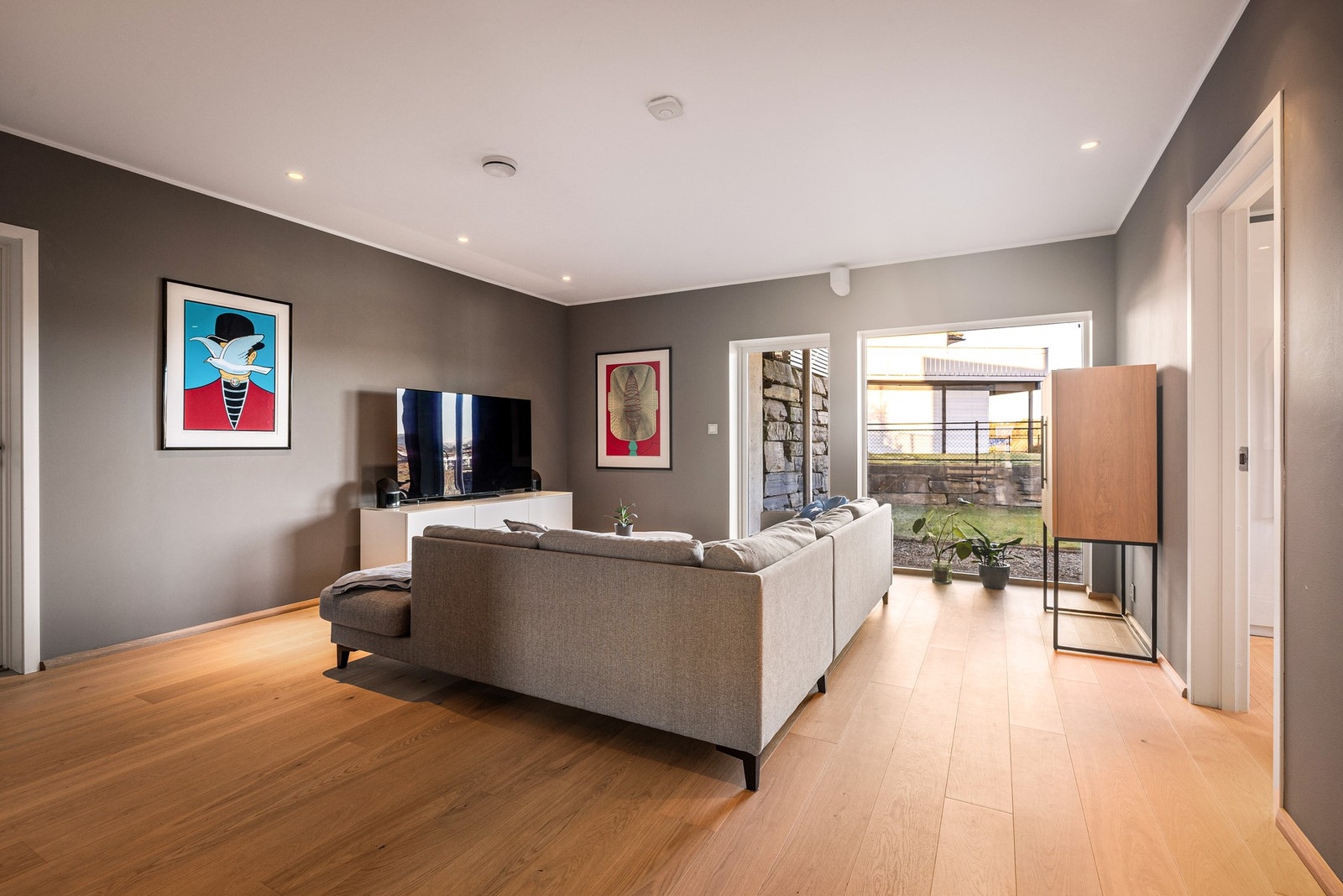 - TV-stuen er stor og fleksibel - perfekt som barne- og ungdomsavdeling - Galleribilde