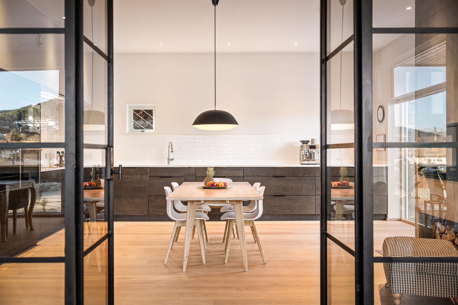 - En solid smijernsdør mellom kjøkken og stue tilfører karakter og understreker boligens eksklusive preg - Galleribilde