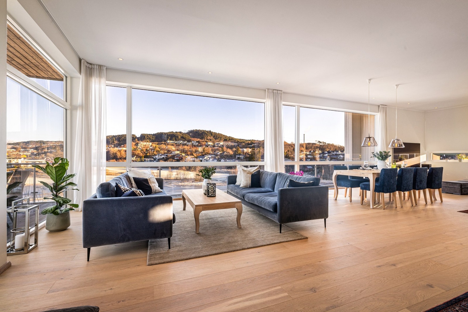 - Stuen har sjelden flott panoramautsikt over Fana Golfklubb - Galleribilde