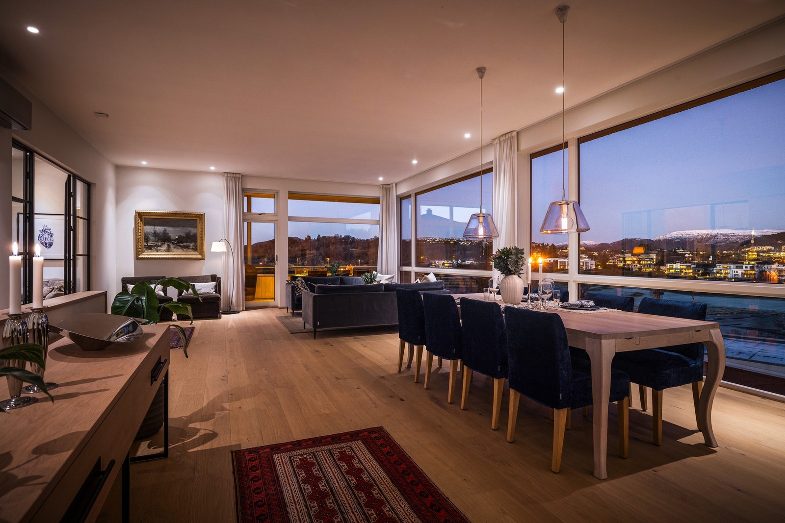 - Oppvarming er løst med vannbåren gulvvarme i store deler av boligen, supplert med varmepumpe og peis - Galleribilde