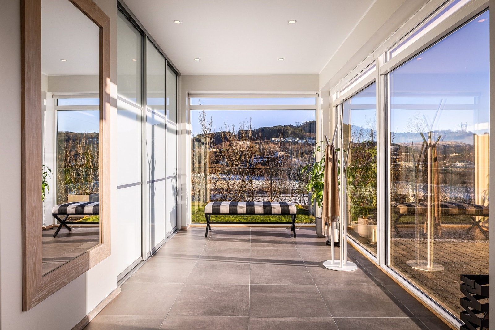 - Entréen er enkel å holde ryddig med den store skyvedørsgarderoben - Galleribilde