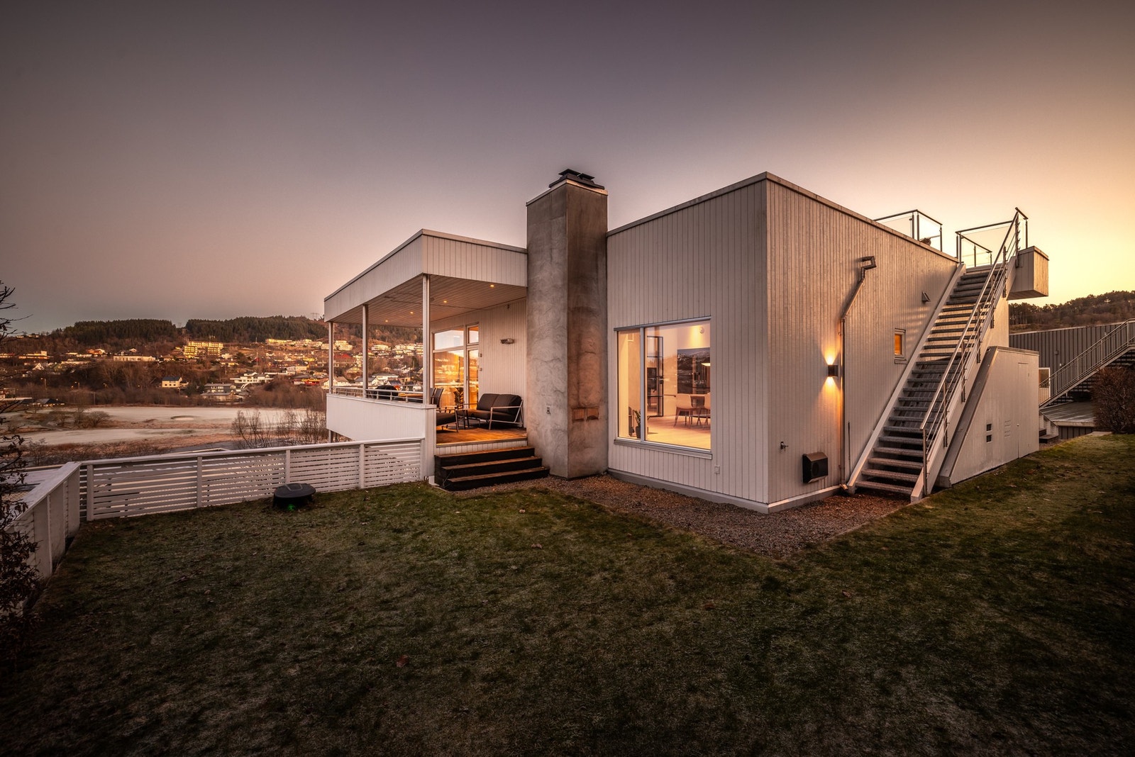 - Uteområdene er pent opparbeidet og lettstelte, med flat hage på to nivåer - Galleribilde