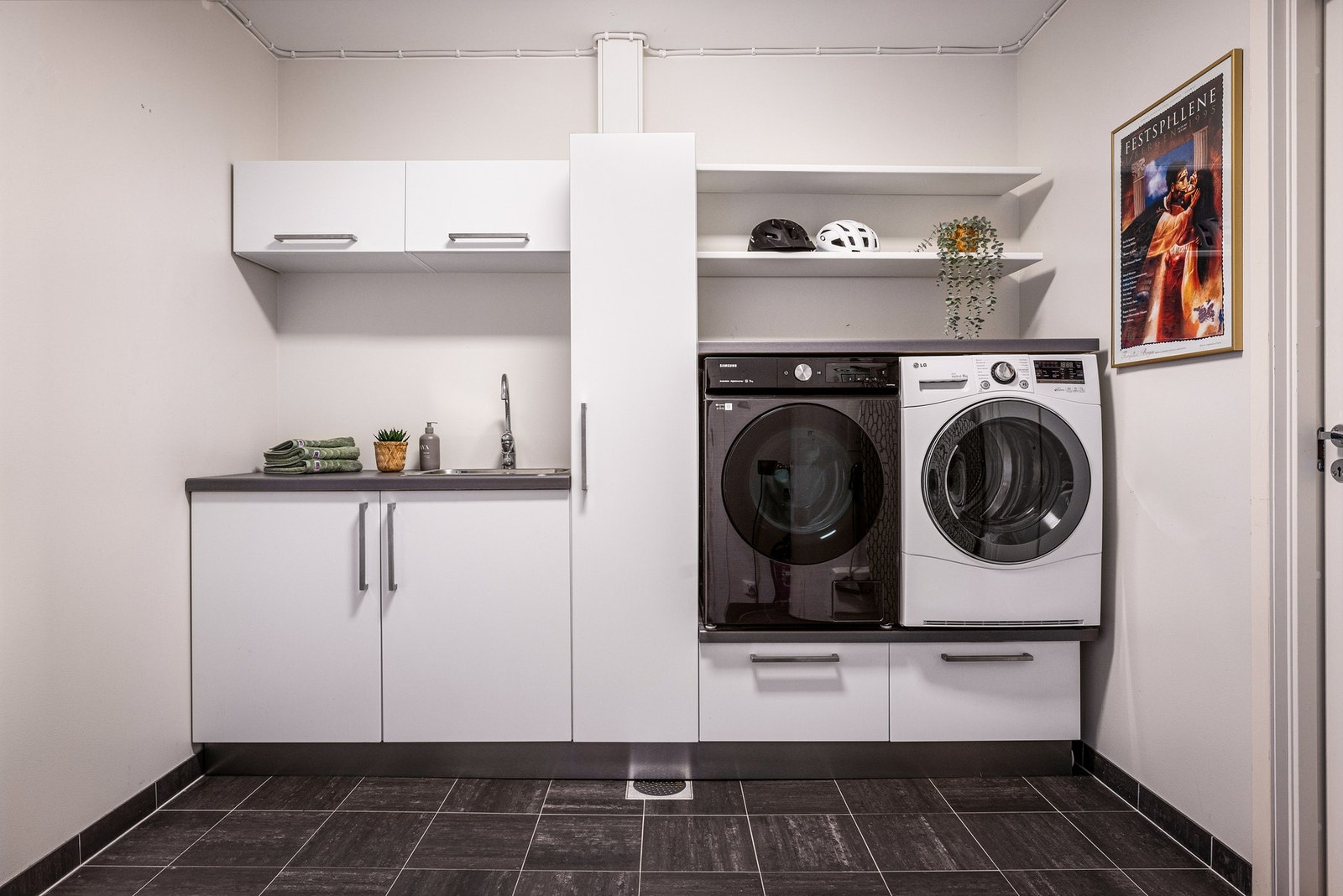 - Vaskerommet er funksjonelt og pent innredet med opphøyet plassering av vaskemaskin og tørketrommel - Galleribilde