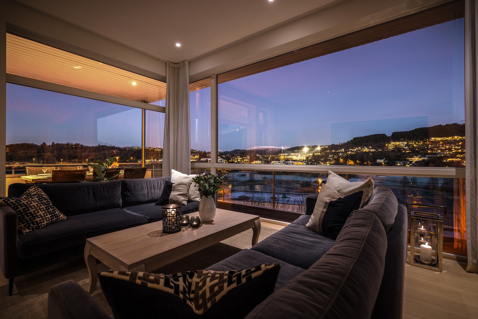 - Det er innfelte LED-spotter i alle oppholdsrom. Belysningen er app-styrt - Galleribilde