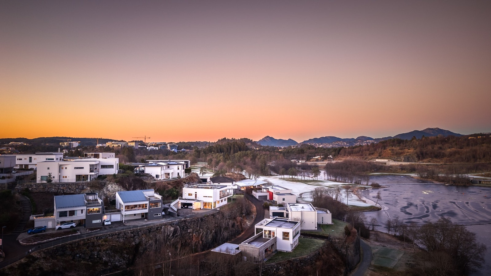 - Eiendommen ligger høyt og fritt til i enden av en blindvei uten gjennomgangstrafikk - Galleribilde