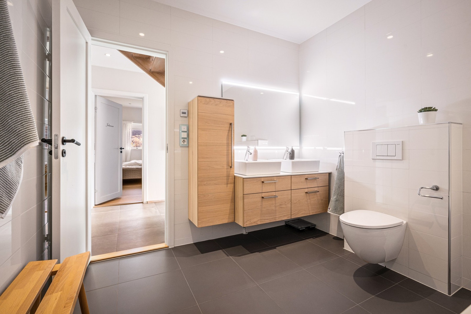 - Badet i 1.etasje er også innredet med både dusj og badekar - Galleribilde