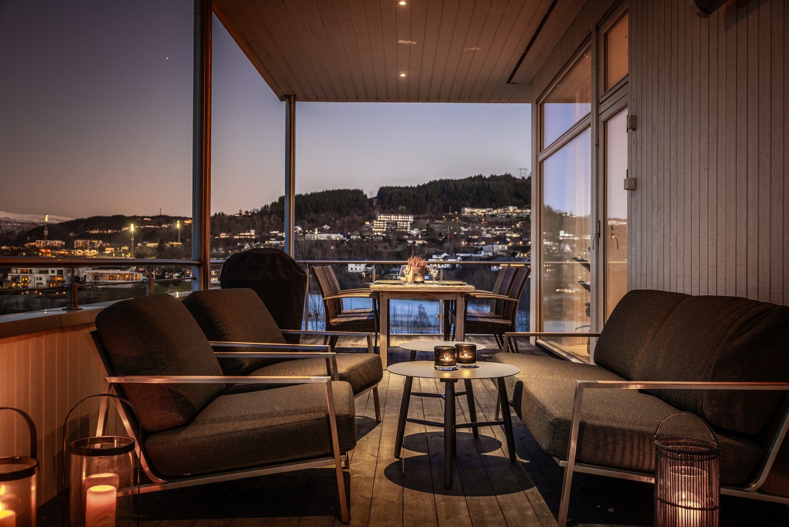 - Med utgang fra stuen er det overbygd terrasse med utepeis - Galleribilde