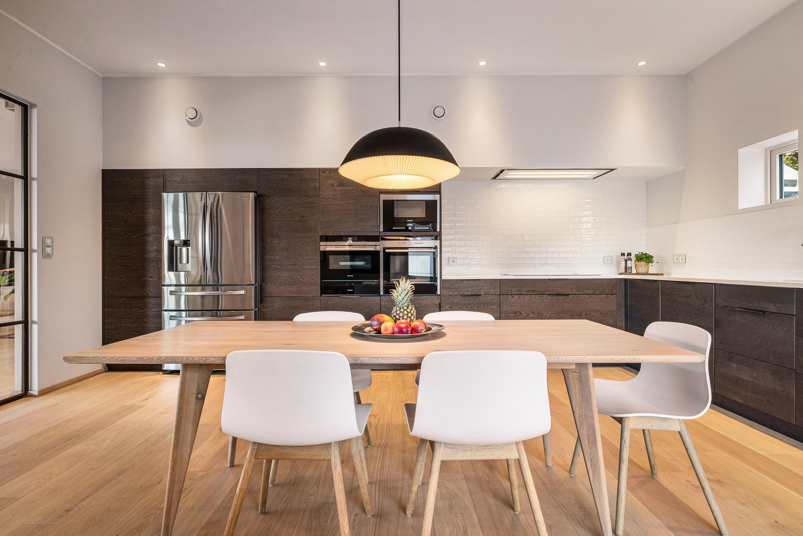 - Kjøkkenet har svært god skapplass - Galleribilde