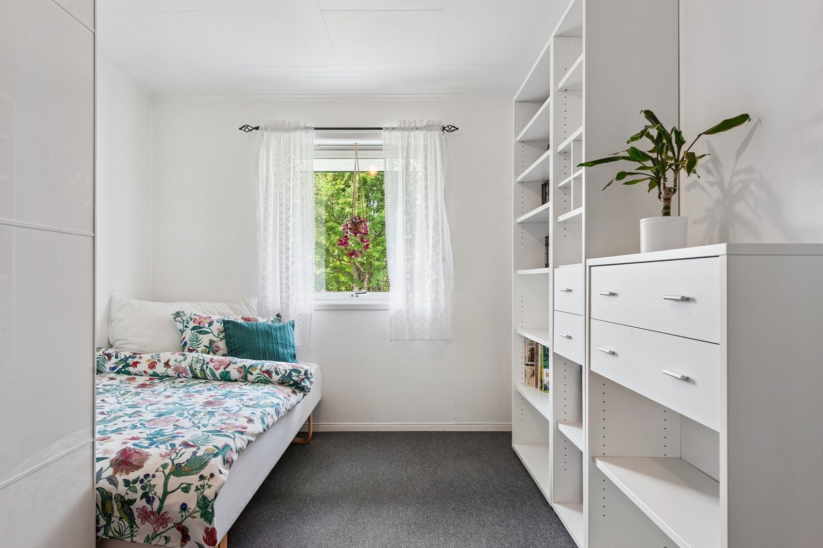 Det tredje soverommet i etasjen kan for eksempel benyttes som barnerom. Rommet har gode oppbevaringsmuligheter i hyllesystemer og skap. Galleribilde