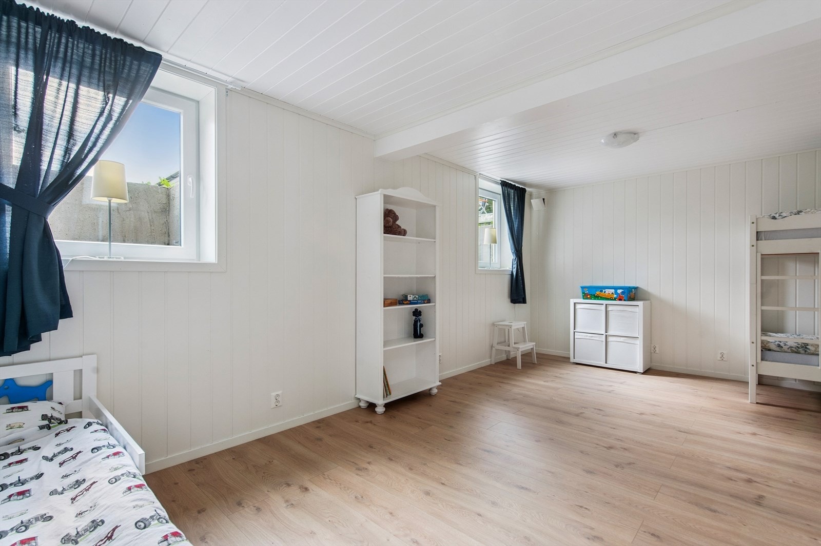 Flere vinduer sørger for dagslys inn i rommet. Galleribilde