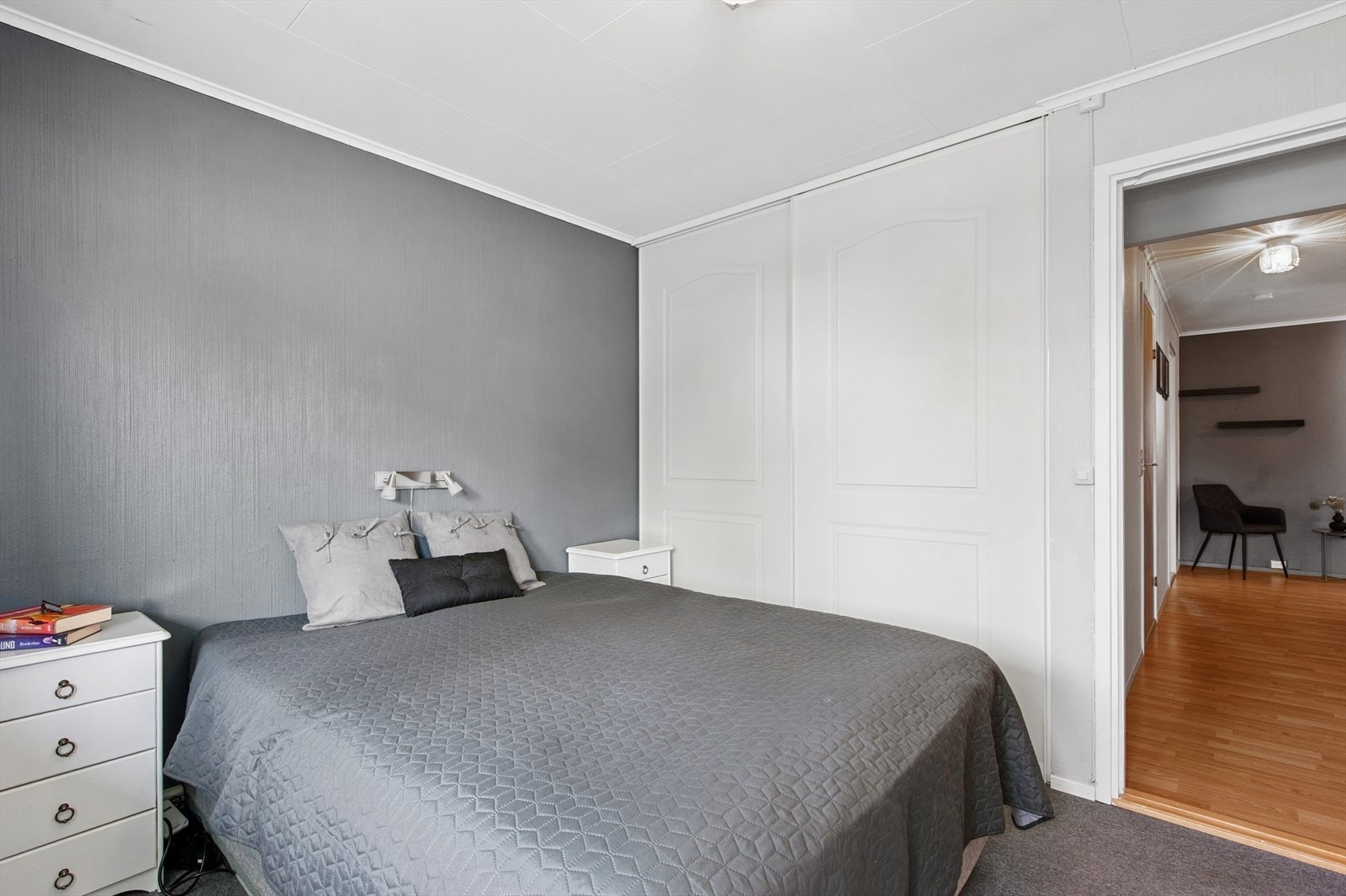 Rommet har plass til garderobeløsning for god oppbevaring. Galleribilde