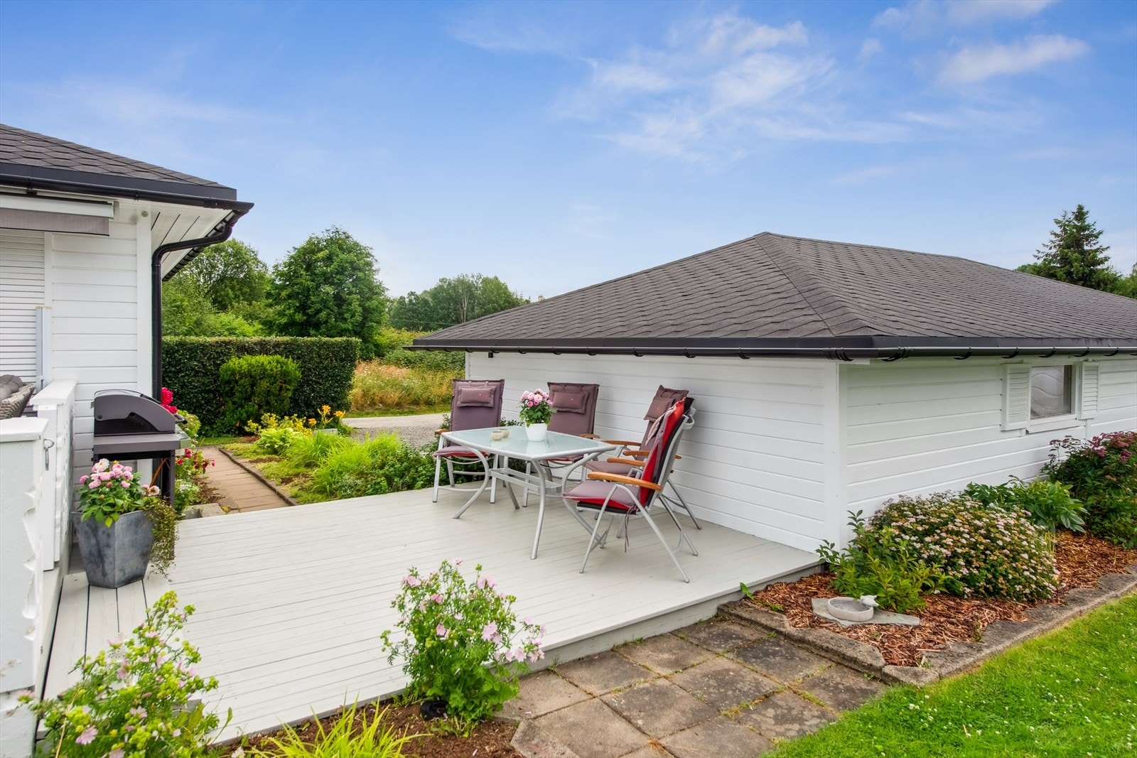 En lavere del av terrassen gir ytterligere uteplass i tilknytning til hagen. Galleribilde