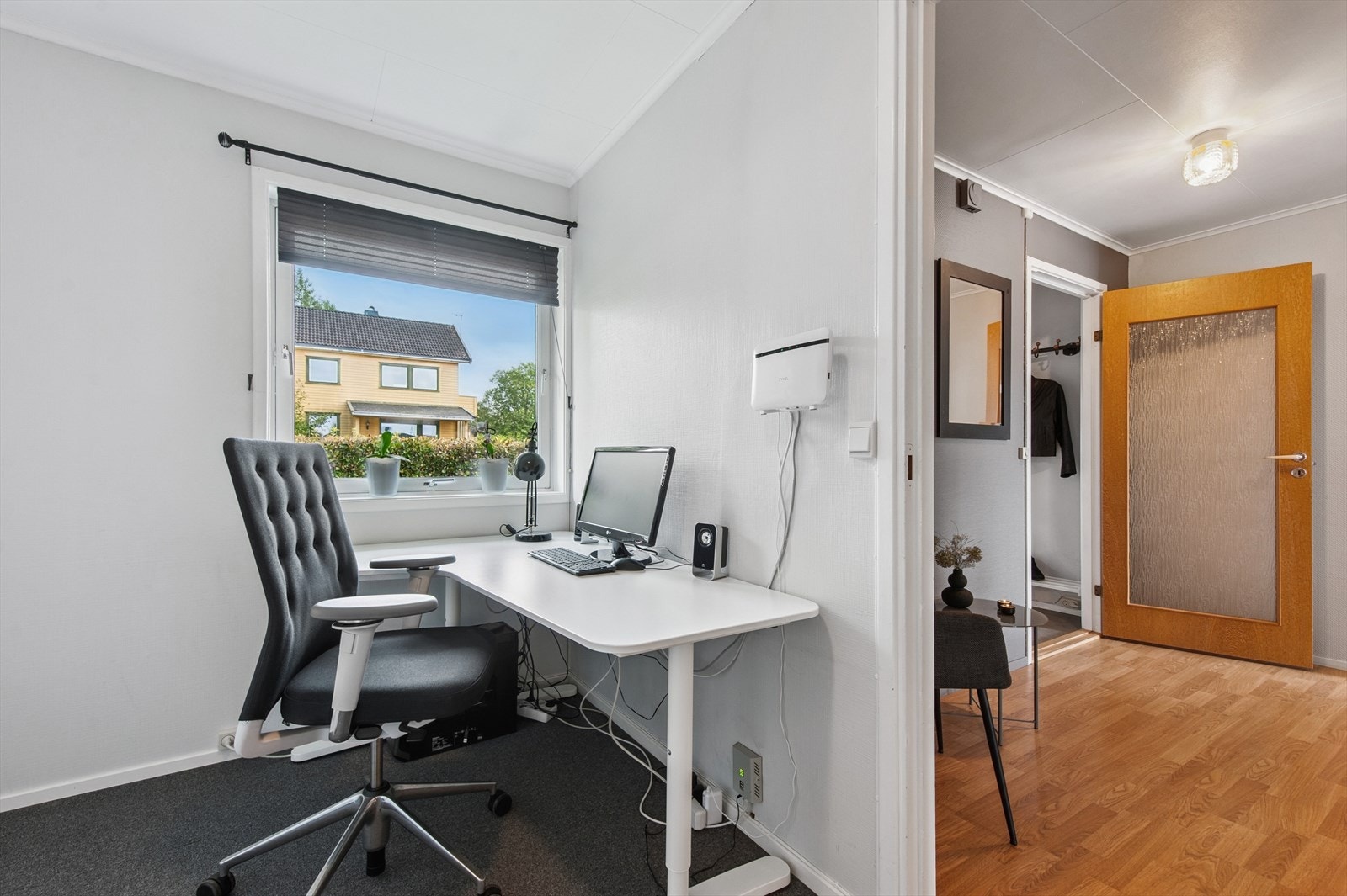 Rommet har plass til en kontorpult og oppbevaringsmøbler. Her har du også plass til seng og kommode. Galleribilde