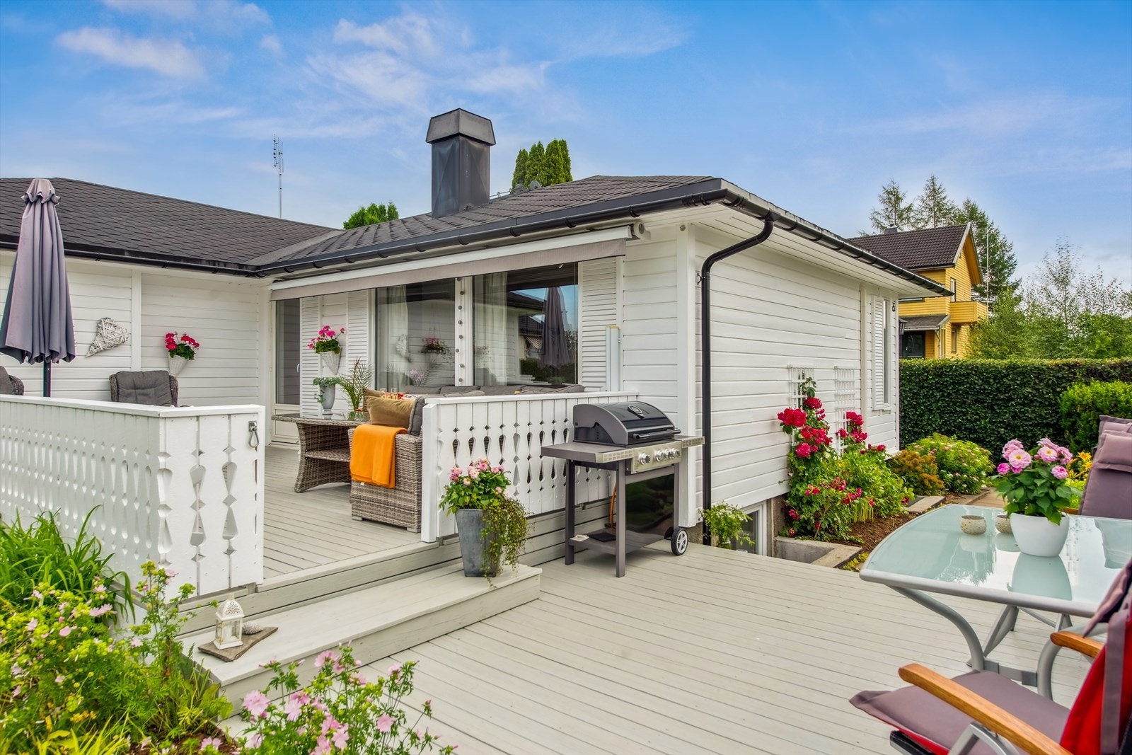 Terrassen har flere soner, med god plass til både spiseplass og grill. Galleribilde