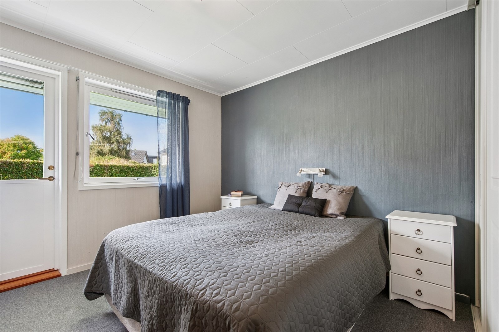 Hovedsoverommet har god plass til dobbeltseng og egen utgang til en balkong. Galleribilde