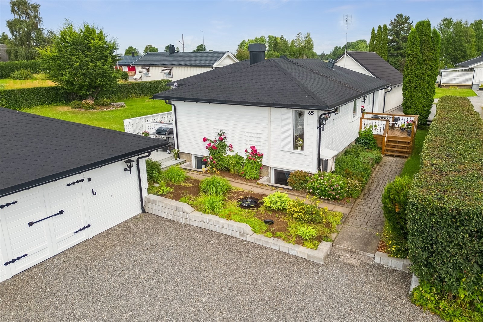 Enebolig med en pent opparbeidet tomt og dobbelgarasje. Galleribilde