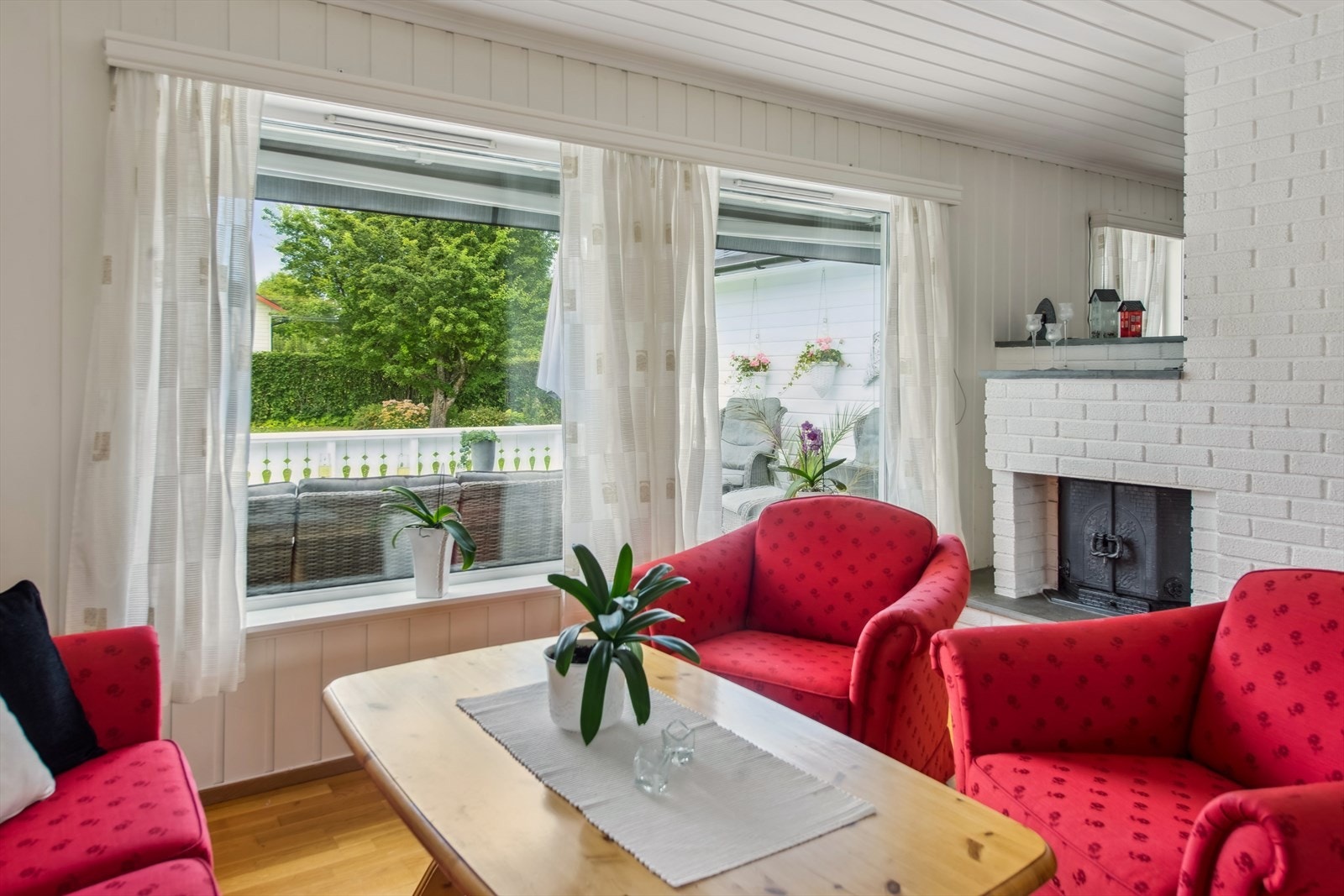 Store vindusflater gir rikelig med dagslys og utsyn mot hagen. Galleribilde