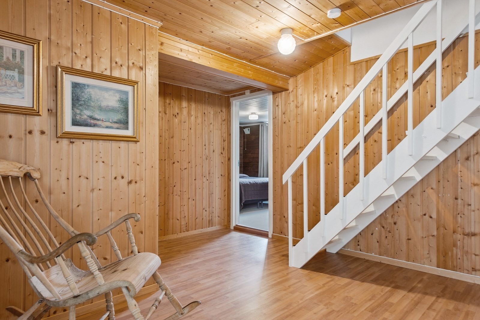 Gangen i underetasjen binder sammen rommene og har trapp opp til hovedetasjen. Galleribilde