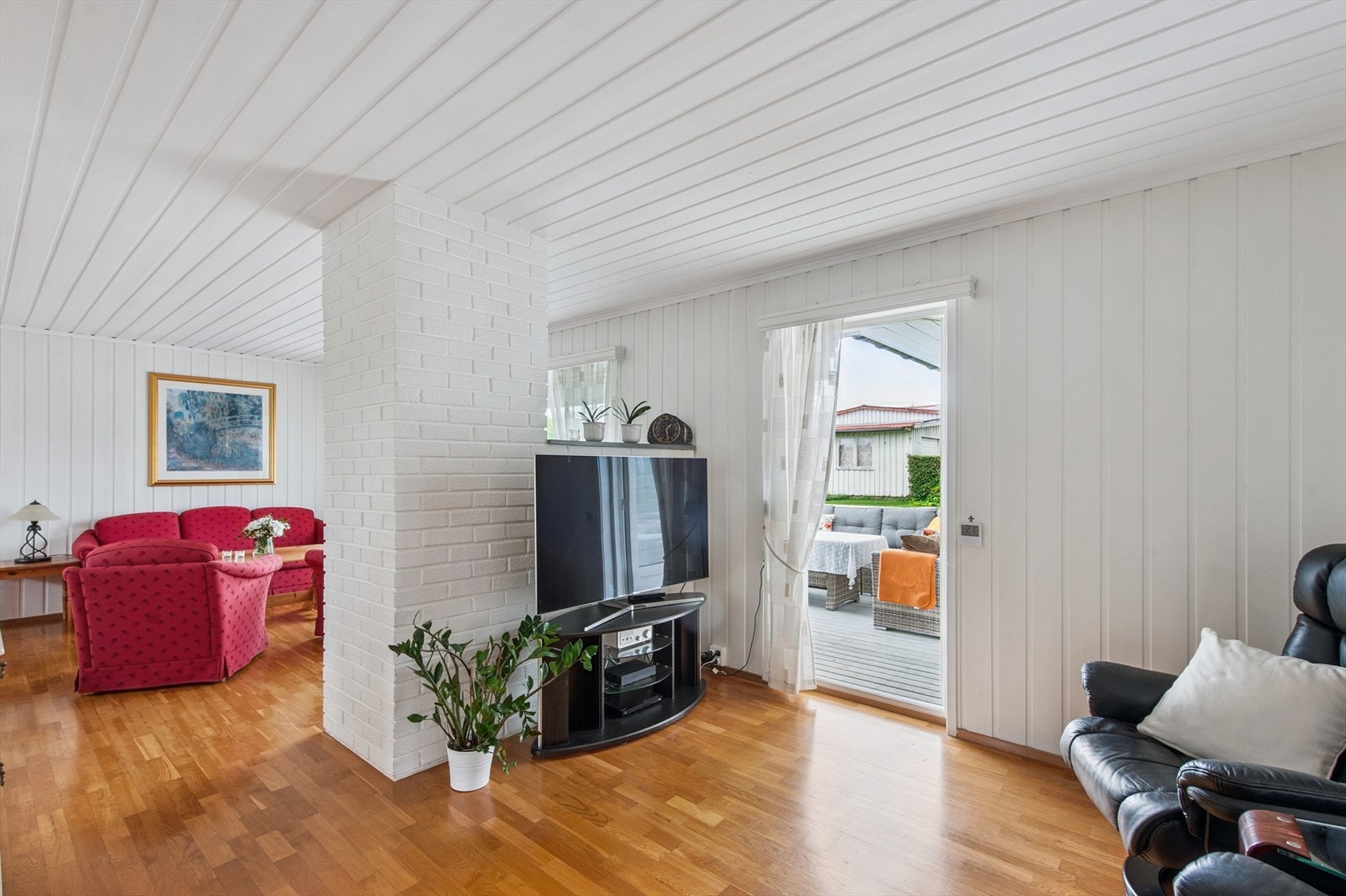 En egen TV-krok gir fleksibilitet i stuen, med direkte utgang til terrassen. Galleribilde