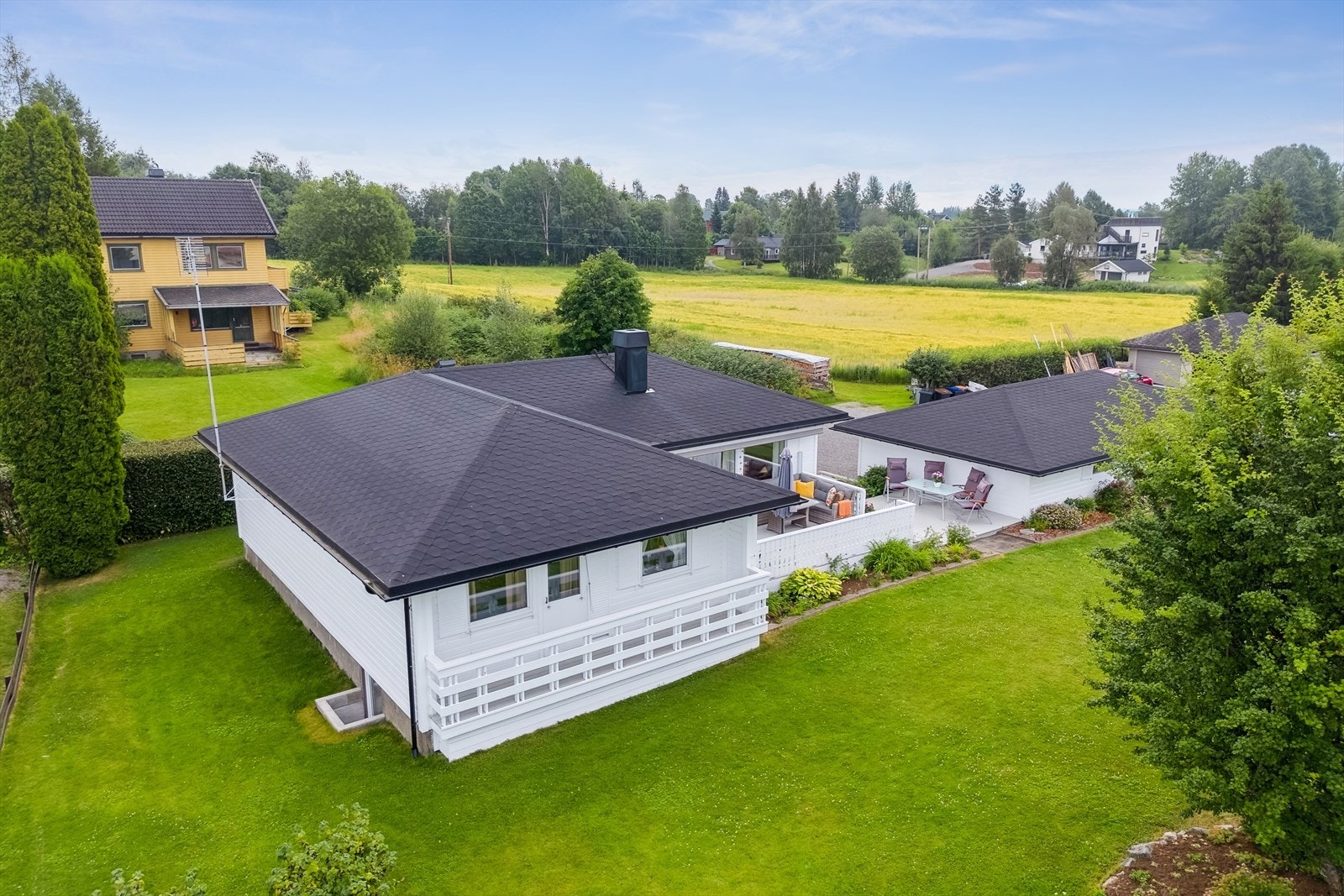 Tomten grenser mot landbruksarealer, noe som forsterker den landlige og fredelige beliggenheten. Galleribilde