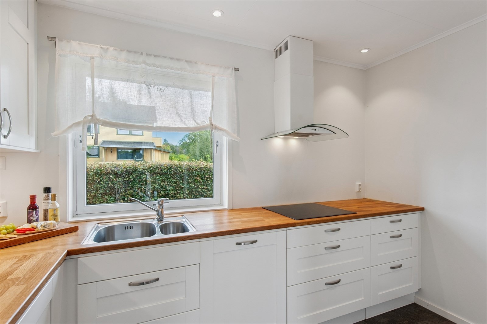 Vinduet over kjøkkenbenken gir godt med arbeidslys. Galleribilde